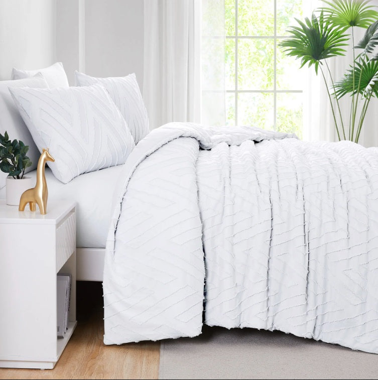 CLIPPED JACQUARD CHEVRON COMFORTER SET